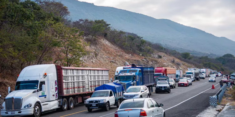 Sujetos armados realizan asalto masivo a automovilistas en carretera de Chiapas