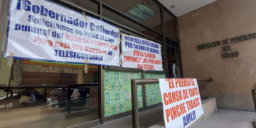 Maestros de Telesecundaria toman Dirección de Pensiones