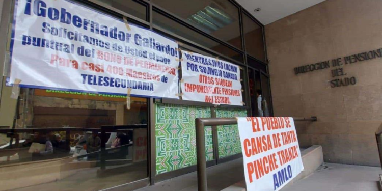 Maestros de Telesecundaria toman Dirección de Pensiones