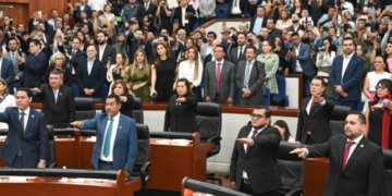 La LXIV Legislatura se establece entre controversias