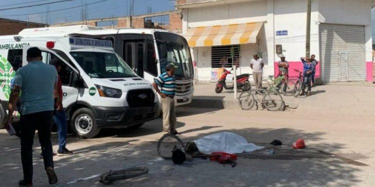 Un conductor de transporte de empleados atropella y causa la muerte de un ciclista en en la colonia Matamoros