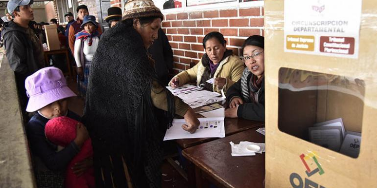 ¿Cómo se lleva a cabo en Bolivia la elección de jueces mediante el voto popular similar a la que se llevó a cabo en México?