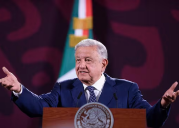 Me lanzaron botella porque están enojados.- AMLO