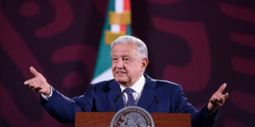 Me lanzaron botella porque están enojados.- AMLO