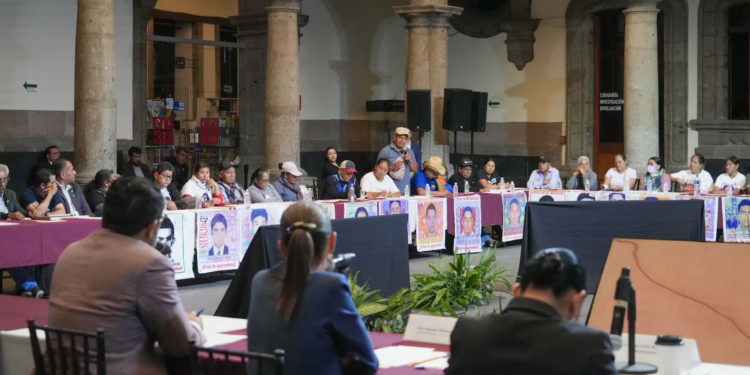 A una década de Ayotzinapa: El abogado de los padres de los 43 afirma que la investigación se encuentra estancada