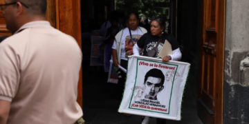 AMLO hace llegar una carta a los padres de los 43 de Ayotzinapa: ‘Nunca dejamos de buscar’