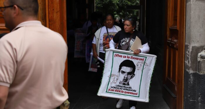 AMLO hace llegar una carta a los padres de los 43 de Ayotzinapa: ‘Nunca dejamos de buscar’