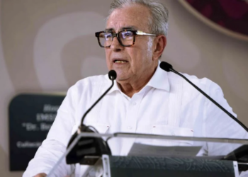 Rocha pide pruebas sobre narcomantas en Culiacán con mensaje contra militares