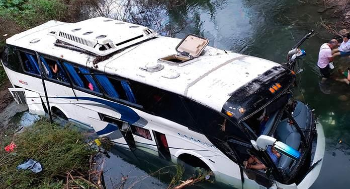 Un autobús se vuelca en la región de la Huasteca, dejando a 30 personas heridas