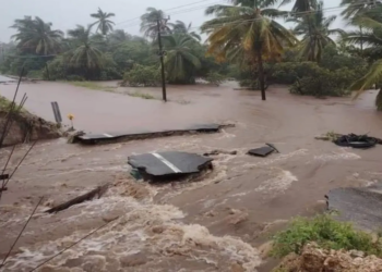 El huracán John causa graves inundaciones, deslaves y la destrucción de carreteras en Acapulco