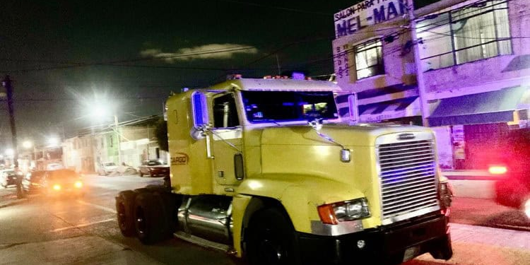 Un conductor de camión provoca colisión en la carretera Rioverde