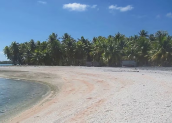 ¿Qué características tienen Napuka y Tepoto, las islas que se mantienen apartadas de la influencia del mundo contemporáneo?