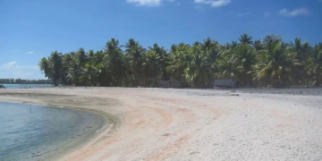 ¿Qué características tienen Napuka y Tepoto, las islas que se mantienen apartadas de la influencia del mundo contemporáneo?