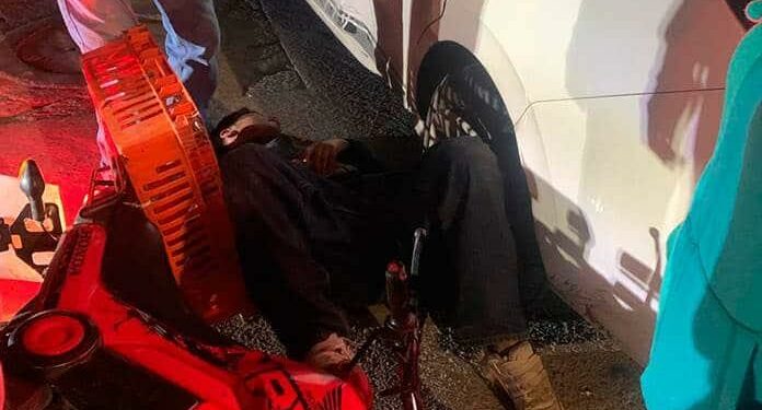 Motociclista sufre lesiones en un incidente vial