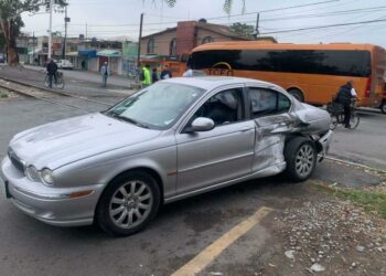 Fuerte accidente en avenida Aeropuerto y Hernán Cortés