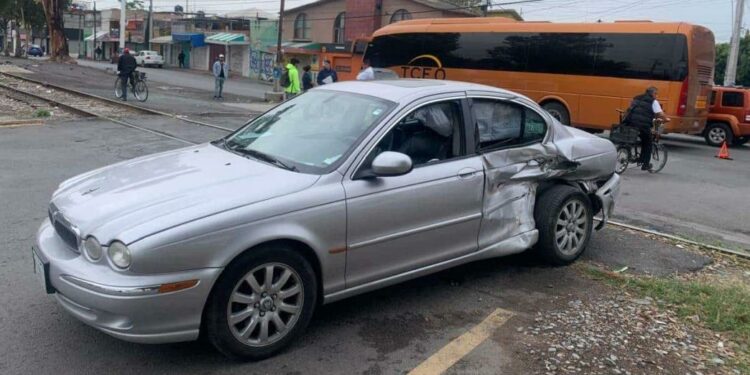 Fuerte accidente en avenida Aeropuerto y Hernán Cortés