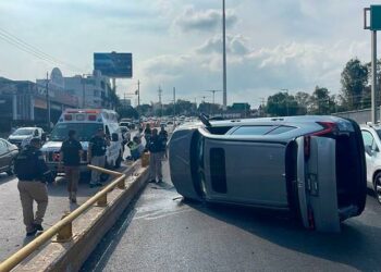 Una camioneta se volcó en la calle Salvador Nava