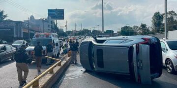 Una camioneta se volcó en la calle Salvador Nava
