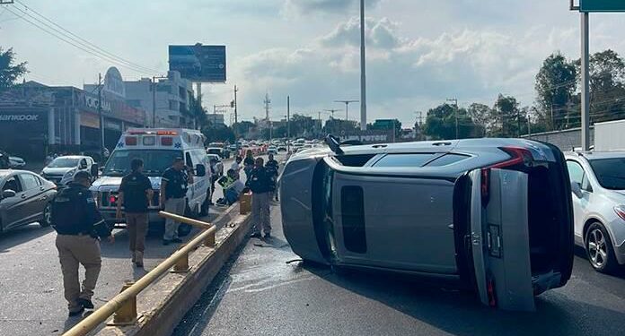 Una camioneta se volcó en la calle Salvador Nava