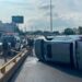 Una camioneta se volcó en la calle Salvador Nava