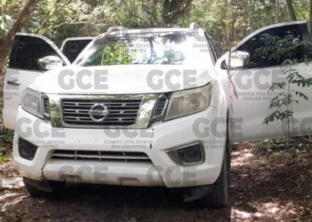 Presuntos delincuentes abandonan una camioneta robada y escapan