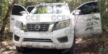 Presuntos delincuentes abandonan una camioneta robada y escapan