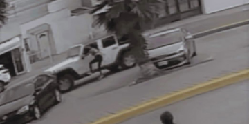 VIDEO | Se registra un robo violento de una camioneta en Lomas