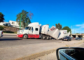 Se registra otro bloqueo más de un camión de carga en el puente sobre el río Santiago