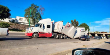 Se registra otro bloqueo más de un camión de carga en el puente sobre el río Santiago