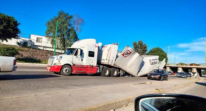 Se registra otro bloqueo más de un camión de carga en el puente sobre el río Santiago