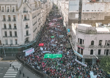 En Argentina, se llevan a cabo marchas en contra del ajuste de Javier Milei a las universidades públicas
