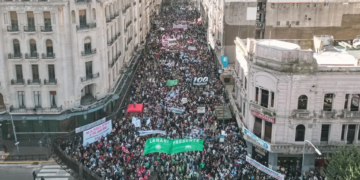 En Argentina, se llevan a cabo marchas en contra del ajuste de Javier Milei a las universidades públicas
