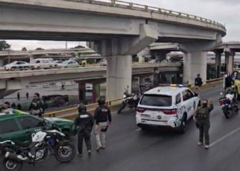 El pleito entre taxistas y agentes de policía genera un caos en el Distribuidor Juárez