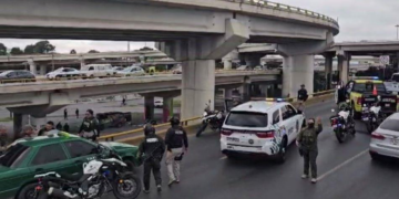 El pleito entre taxistas y agentes de policía genera un caos en el Distribuidor Juárez