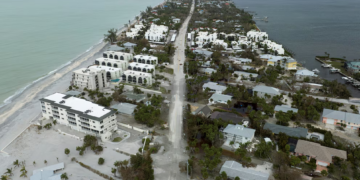 Numerosos domicilios en Florida experimentaron impactos debido a la arena dispersada por la marejada ciclónica ocasionada por el huracán Milton