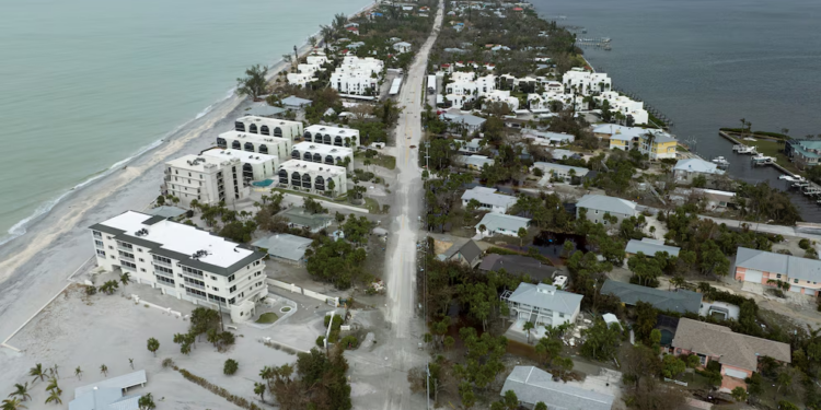 Numerosos domicilios en Florida experimentaron impactos debido a la arena dispersada por la marejada ciclónica ocasionada por el huracán Milton