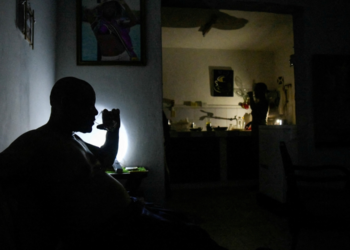 En Cuba, se experimenta un apagón generalizado debido a un fallo en una central eléctrica