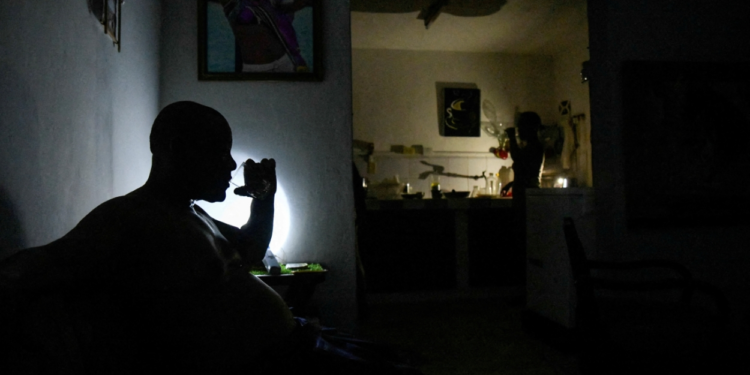 En Cuba, se experimenta un apagón generalizado debido a un fallo en una central eléctrica