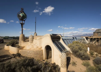 Las Earthships son casas construidas hace 40 años en el desierto de Nuevo México que son un ejemplo para combatir el cambio climático