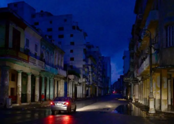 Miles de habitantes de Cuba continúan sin servicio eléctrico, a la vez que la isla se alista para la llegada del huracán Oscar