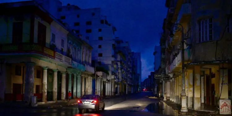 Miles de habitantes de Cuba continúan sin servicio eléctrico, a la vez que la isla se alista para la llegada del huracán Oscar