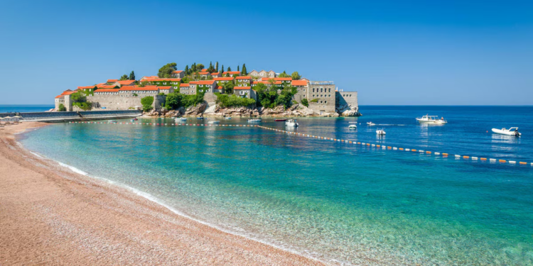 Montenegro, el oasis en los Balcanes donde rusos y ucranianos comparten armoniosamente su vida