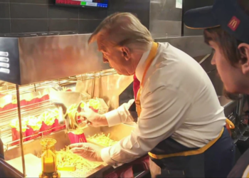 Trump trabaja en un McDonald’s y ofrece una conferencia desde la ventanilla