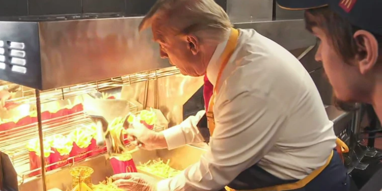 Trump trabaja en un McDonald’s y ofrece una conferencia desde la ventanilla