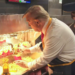 Trump trabaja en un McDonald’s y ofrece una conferencia desde la ventanilla