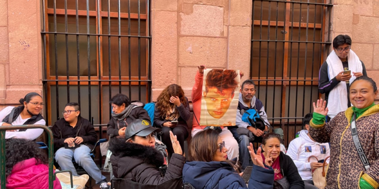 En Palacio de Gobierno se forman extensas filas para conseguir boletos para Luis Miguel