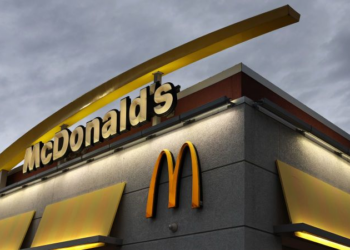 McDonald’s elimina cebollas debido a un brote de E. coli que ha causado una víctima mortal y ha enfermado a 49 personas