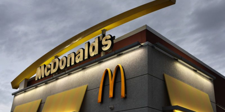 McDonald’s elimina cebollas debido a un brote de E. coli que ha causado una víctima mortal y ha enfermado a 49 personas