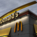 McDonald’s elimina cebollas debido a un brote de E. coli que ha causado una víctima mortal y ha enfermado a 49 personas