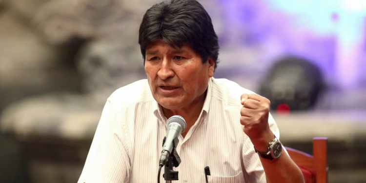 Ministro señala a Evo de haber efectuado disparos contra agentes de policía; Morales afirma que no portaba armas